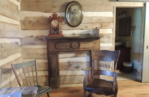 Swoope Lit Et Petit-Déjeuner | Stay in a 1795 Log Cabin on a working farm, George Washington Swoope, Jr Suite