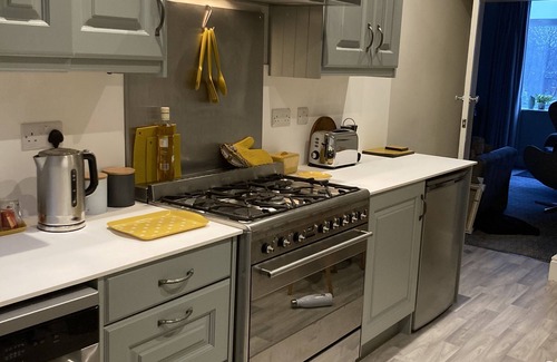Mytholm Appartement | Stay in a Grand old House, Close to Hebden Bridge With Parking & pet Friendly