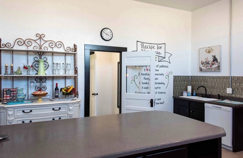 Custer City Maison | Stay in a Historic Bank Built in 1903 - 2 Bedroom in Custer City Newly Renovated