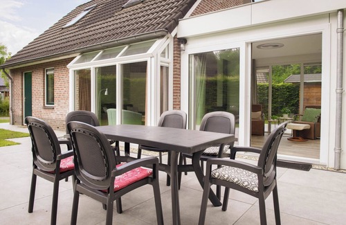 Nieuw Heeten Maison | Stay in Bungalow Schipbeek XL for 6 persons at Vakantiepark de Sallandshoeve – spacious, comfortable, and private accommodation in the heart of nature.