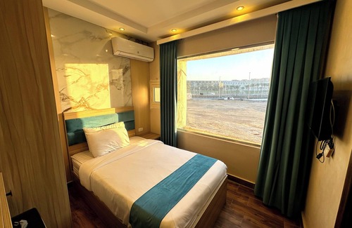 Giza Hôtel | "Stay in Luxury: Hotel Room with Stunning Grand Egyptian Museum View"