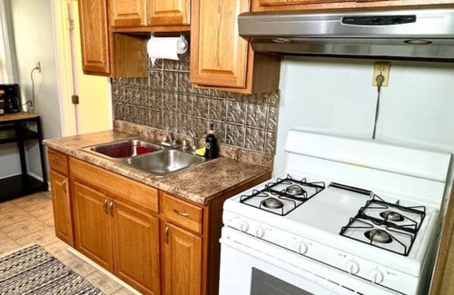 Detroit - Shoreway Maison | Stay in Ohio City: Walk to Market & Food (4BD/2BA)