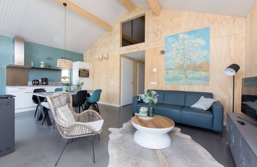 Akkrum Maison | Stay in our energy-neutral Eneva 6 bungalow with private jetty.