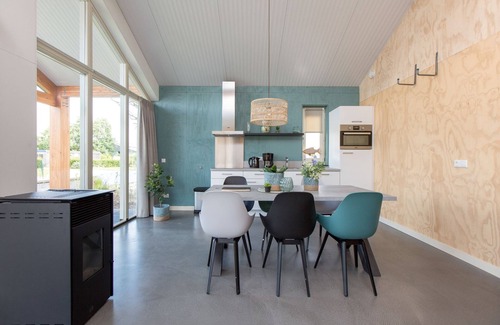 Akkrum Maison | Stay in our energy-neutral Eneva 6 bungalow with private jetty.