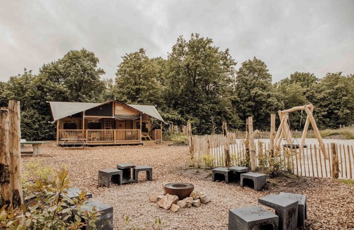 Loenen Maison | The Ranger Lodge offers a luxury glamping experience for 8 people at Veluwepark Bosgraaf, complete with modern amenities.