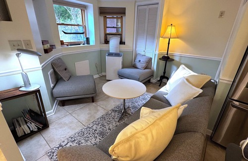 H Street Corridor Maison | Stay in the heart of historic CapHi in this beautiful preserved 1br/1b retreat