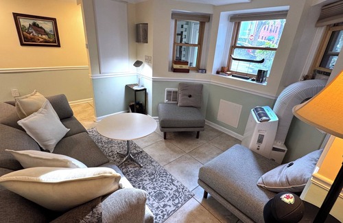H Street Corridor Maison | Stay in the heart of historic CapHi in this beautiful preserved 1br/1b retreat