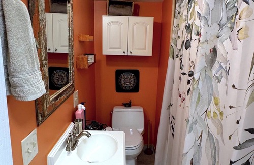 H Street Corridor Maison | Stay in the heart of historic CapHi in this beautiful preserved 1br/1b retreat
