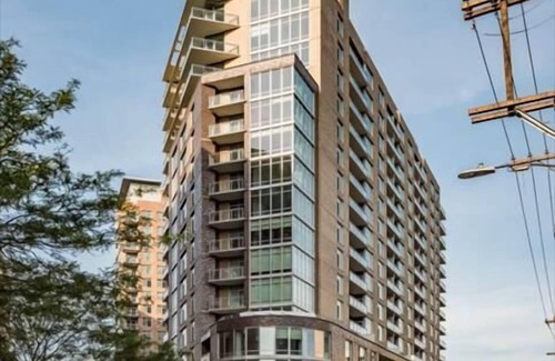 Woodmont Triangle Appartement | Stay near Metro! Kitchen, Pool & Spa | nr Downtown & Parks