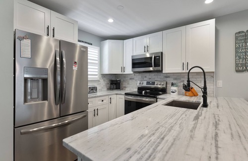 Sea Isle City Copropriété | Stay near the Sea Isle City Beach in our cozy 3-bedroom condo.