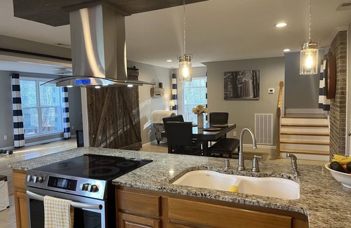 Tracy City Maison | WOW! ON A WATERFALL! Stunning Views, Huge Bluffs, Waterfront, Deck, 13 acres!