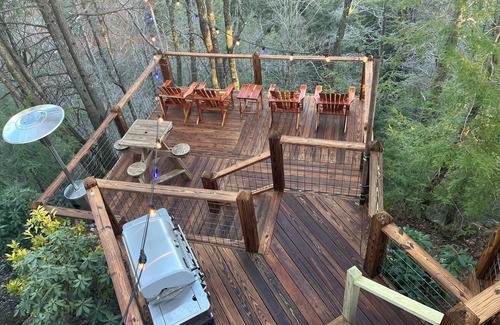 Tracy City Maison | WOW! ON A WATERFALL! Stunning Views, Huge Bluffs, Waterfront, Deck, 13 acres!
