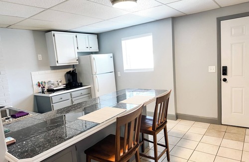 Festus Appartement | Stay on Main - Charming 2 bedroom 1.5 bath Upstairs Apartment on Main Sleeps 6