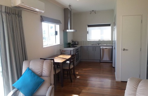 Paraparaumu Beach Cottage | Quédese, juegue, descanse, relájese - ** TARIFAS ESPECIALES 7+ y 28+ NOCHES **