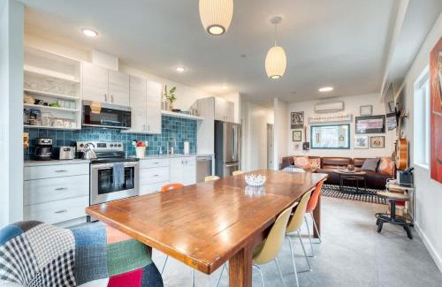 Hosford-Abernethy Maison | Stay Portland - Crossroads Vintage Funk Penthouse - 94 WalkScore