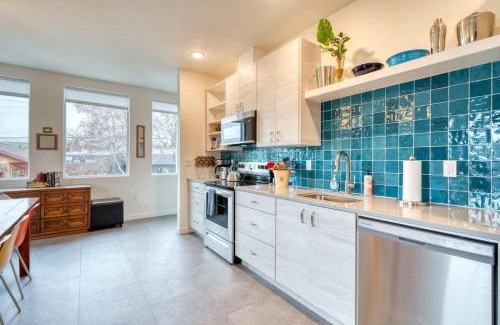 Hosford-Abernethy Maison | Stay Portland - Crossroads Vintage Funk Penthouse - 94 WalkScore
