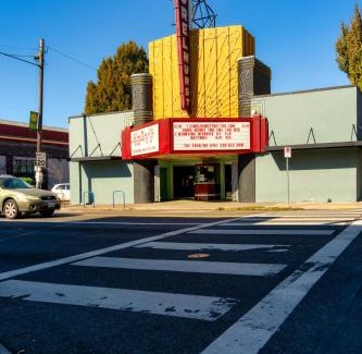 Buckman Neighborhood Appartement | Stay Portland - La Casa Burnside - Local Eateries, Shops, and Bars
