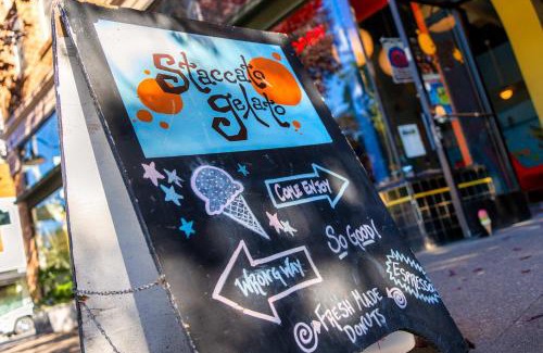 Buckman Neighborhood Appartement | Stay Portland - La Casa Burnside - Local Eateries, Shops, and Bars