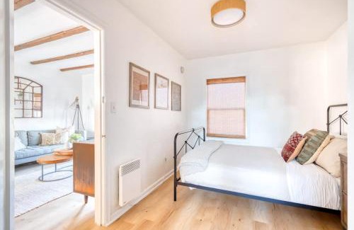 Irvington Appartement | Stay Portland - The Garden Cottage on Broadway- 94 WalkScore