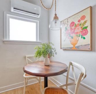 Irvington Appartement | Stay Portland - The Garden Cottage on Broadway- 94 WalkScore