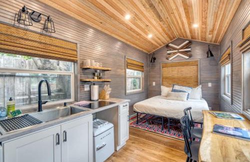 Hosford-Abernethy Maison | Stay Portland - Tiny Aztec - Walk to Local Shops & Restaurants