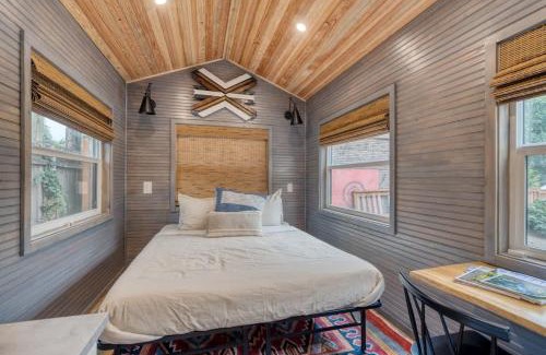 Hosford-Abernethy Maison | Stay Portland - Tiny Aztec - Walk to Local Shops & Restaurants