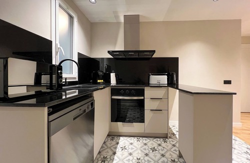 Sant Gervasi – la Bonanova Appartement | Modern apartment for 7 with patio in Barcelona