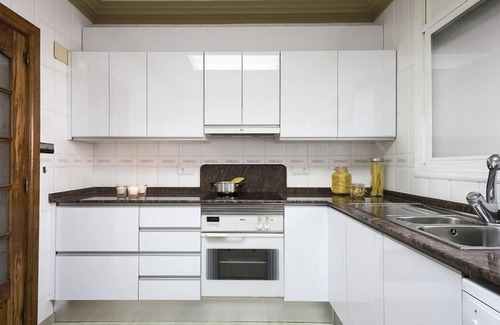 Hostafrancs Maison | Fantastic Three-Floor House with Terrace