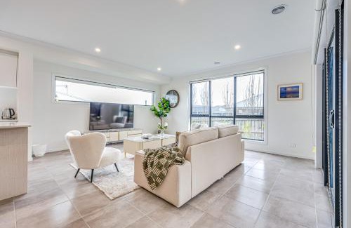 Mount Duneed Maison | StayAU 5BR Getaway 10 mins to Torquay & Deakin