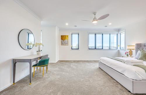 Mount Duneed Maison | StayAU 5BR Getaway 10 mins to Torquay & Deakin