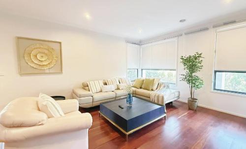 Sanctuary Lakes Maison | StayAU 5BR Idyllic Lakefront Escape Point Cook