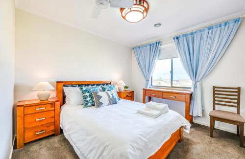 Sanctuary Lakes Maison | StayAU 5BR Idyllic Lakefront Escape Point Cook