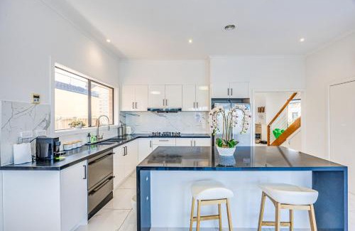 Sanctuary Lakes Maison | StayAU 6BR Deluxe Lakeview House Point Cook