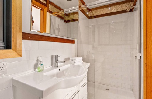 Mount Dandenong Cabine | StayAU Bayview Candlewick Suite SPA in Dandenong