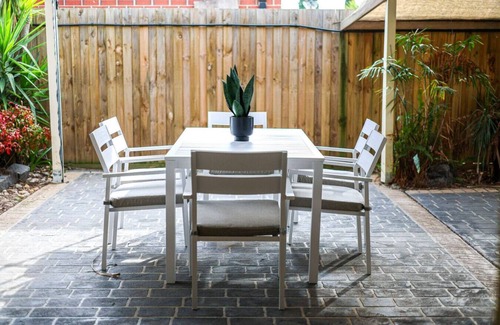 Cranbourne Appartement | StayAU Family Retreat w/Pool Table in Cranbourne