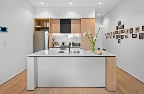 Coburg Appartement | StayCentral - Boulevard Gardens (Coburg) - Sacramento Way, Coburg - 3 Bedrooms, 4 Beds, 2 Bathrooms, 2 secure undercover parking spots.