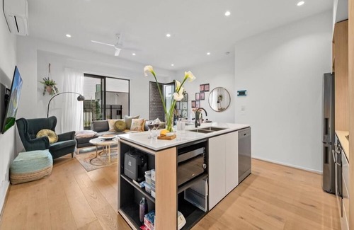 Coburg Appartement | StayCentral - Boulevard Gardens (Coburg) - Sacramento Way, Coburg - 3 Bedrooms, 4 Beds, 2 Bathrooms, 2 secure undercover parking spots.