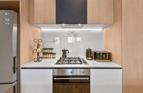 Coburg Appartement | StayCentral - Boulevard Gardens (Coburg) - Sacramento Way, Coburg - 3 Bedrooms, 4 Beds, 2 Bathrooms, 2 secure undercover parking spots.