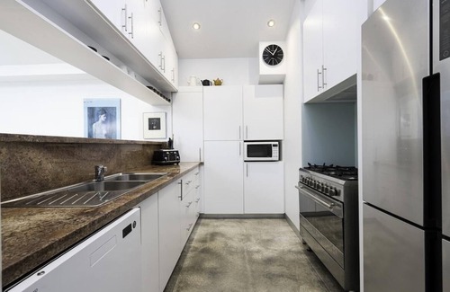 Fairfield Maison | StayCentral - Fairfield 4Br Home - Perry St, Fairfield - 4 Bedrooms, 6 Beds, 1 Bathrooms, 1 secure undercover parking spot and free street parking.