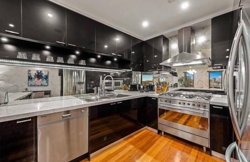 Moonee Ponds Appartement | StayCentral - Moonee Ponds Penthouse - Mount Alexander Rd, Moonee Ponds - 3 Bedrooms, 4 Beds, 2 Bathrooms, 2 secure undercover parking spot.