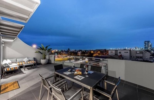 Moonee Ponds Appartement | StayCentral - Moonee Ponds Penthouse - Mount Alexander Rd, Moonee Ponds - 3 Bedrooms, 4 Beds, 2 Bathrooms, 2 secure undercover parking spot.