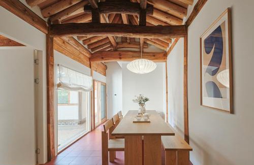 Jongno Appartement | StayMoire Entire Hanok - Central of Seoul