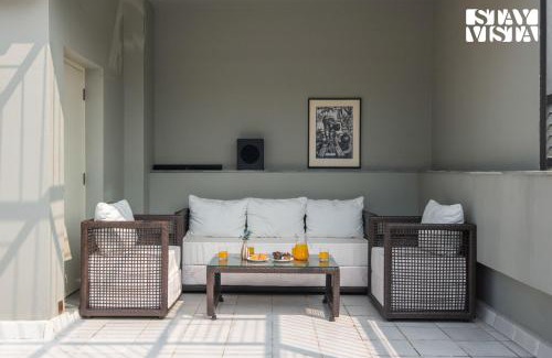 Ballygunge Appartement | StayVista at Nayak House with Terrace, Wi-Fi