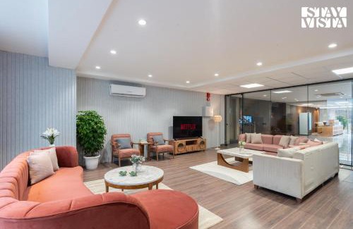 DLF Phase 3 Hôtel | StayVista Residences near Cyber City Hub with Gym & Air Purifier