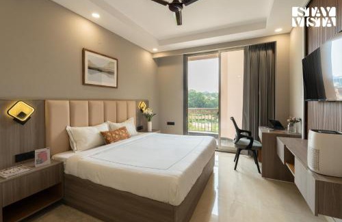 DLF Phase 3 Hôtel | StayVista Residences near Cyber City Hub with Gym & Air Purifier