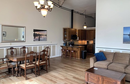 Skamokawa Copropriété | Steamboat Slough Sunrises - spacious riverfront condo with spectacular views.