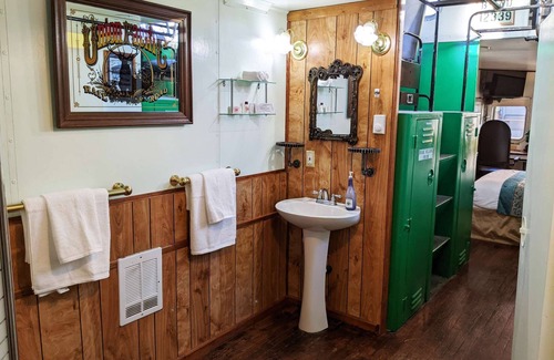 Sequim Hôtel | Steampunk Train at Olympic Railway Inn - Pet Friendly