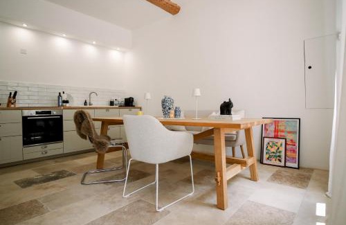 Ribaute Appartement | Steinhaus mit Dachterrasse und Badefluss