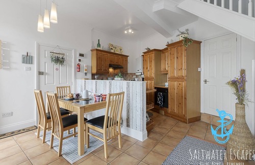 Roundham Appartement | Stella Marina - A Delightful 2-bedroom Apartment a Stone's Throw From the Beach!