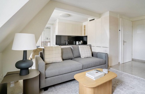 District 2 Appartement | Stellar Enge 2BR w/ Private W/D & Storage, nr Groceries, by Blueground